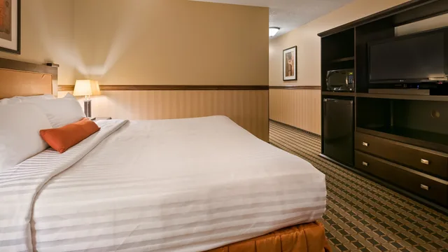 غرفة قياسية بسرير كينج، Best Western Diamond Inn 1/6