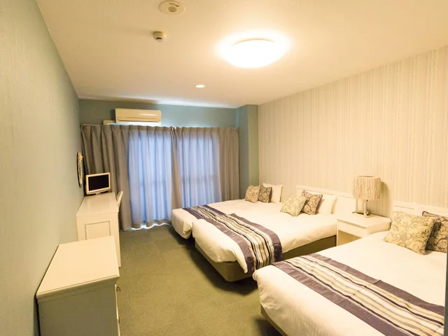 غرفة عائلية بسريرين منفصلين مع أريكة، Hotel Caretta Amami 1/3