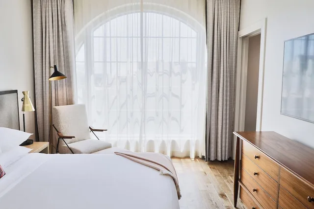 Design, Suite, King Bed, Sofa، The Alida, Savannah, a Tribute Portfolio Hotel 1/4