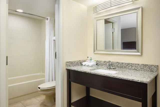 غرفة بسريرين مزدوجين، Holiday Inn Express & Suites Alpharetta - Windward Parkway 2/2