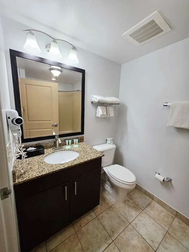 Efficiency, Suite, Queen Bed, Sofa، MainStay Suites Minot 2/3