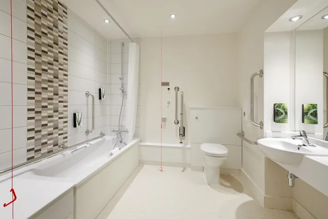 غرفة قياسية بسرير مزدوج لذوي الإعاقة، Premier Inn Aberdeen (Anderson Drive) 2/2