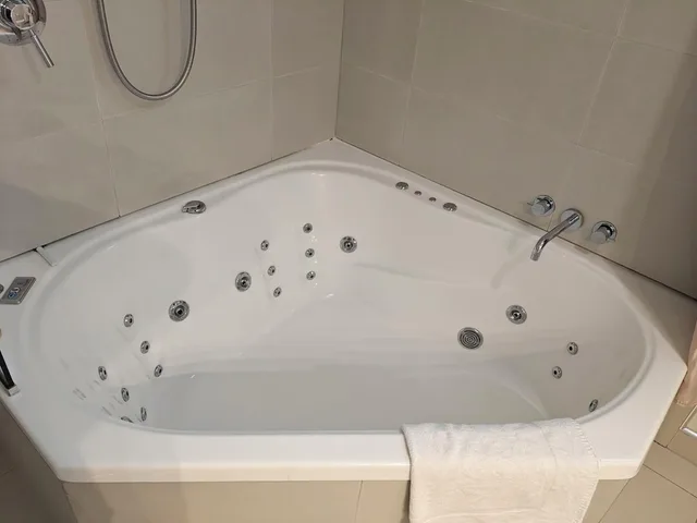 Spa, Deluxe, Suite, King Bed, Corner، SALERNO MOTEL APARTMENTS 2/2