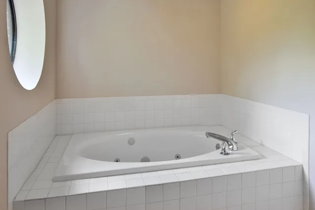 غرفة قياسية بسرير كوين بحوض جاكوزي لذوي الإعاقة، Holiday Inn Express Hotel And Suites Cincinnati Northeast Milford 5/7