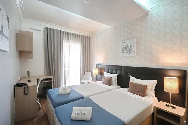 غرفة بسريرين منفصلين بحمام مشترك، My Charm Lisbon Suites 2/10