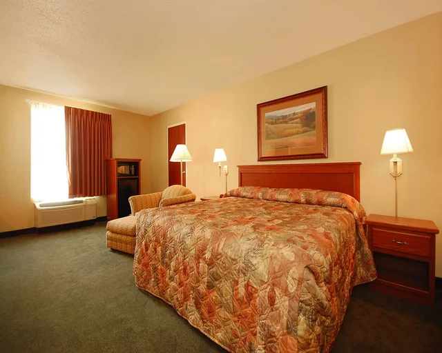 غرفة بسرير كينج لذوي الإعاقة، Econo Lodge Inn & Suites Kearney South 1/1