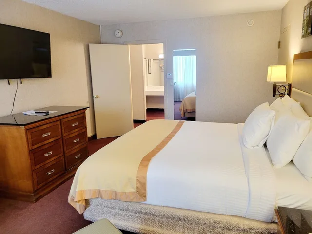 Deluxe, King Bed, Pet Friendly, Bangor Grande Hotel and Conference Center 1/7