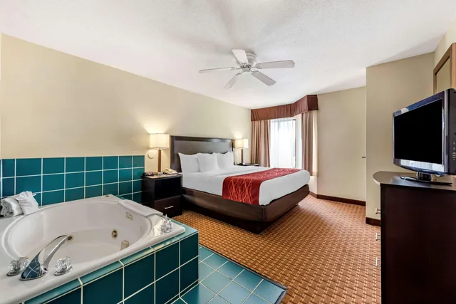 Suite, Comfort Inn & Suites Warsaw near US-30 2/2