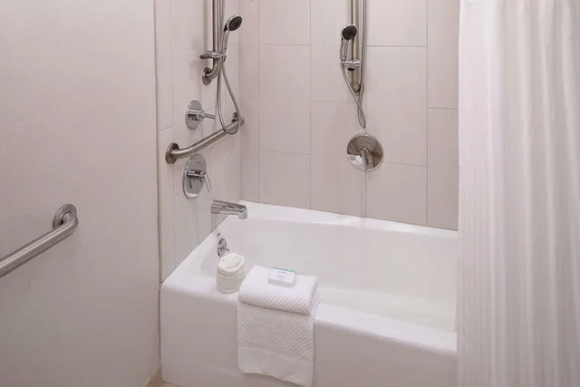 غرفة بسرير كينج بغرفة نوم واحدة لذوي الإعاقة، Embassy Suites by Hilton Boston Marlborough 2/3