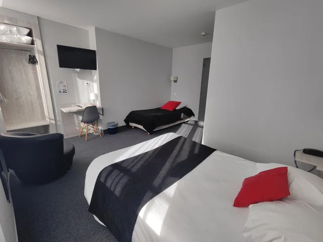 غرفة ثلاثية بسرير كوين وسرير فردي، Brit Hotel Suisse Et Bordeaux 3/10