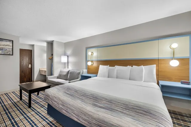 جناح بسرير كينج بحوض جاكوزي، AmericInn by Wyndham Delafield 1/10