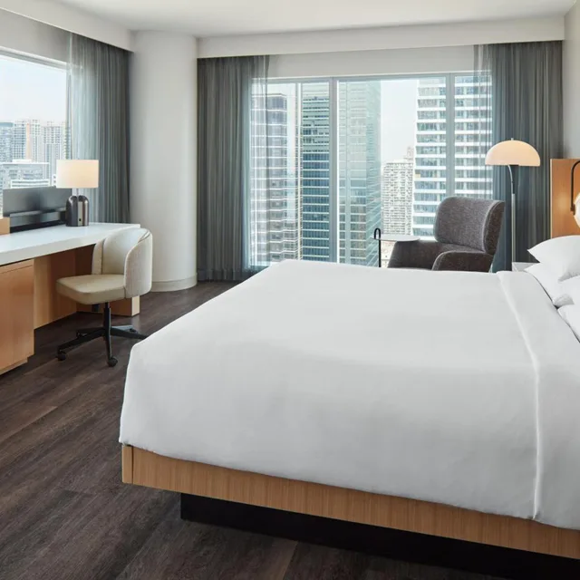 Guest Room, King Bed, Tower View، Delta Toronto 1/14
