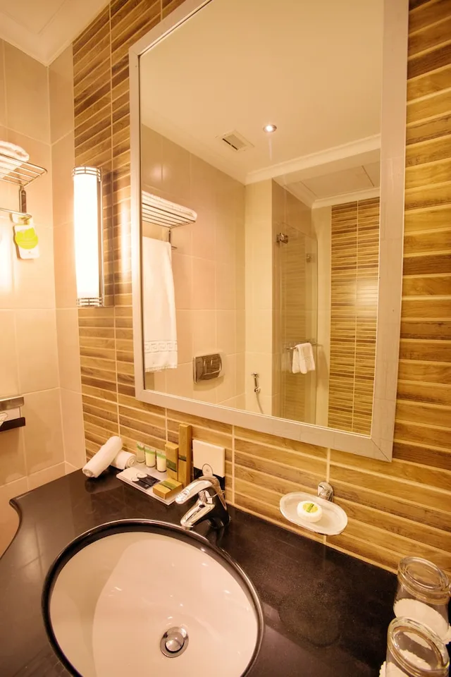 غرفة قياسية بسرير كينج بإطلالة على المسبح، Copthorne Al Jahra Hotel & Resort 8/9