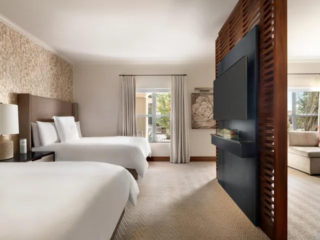 Fairmont Gold, Junior Suite, 2 Queen Beds, Balcony or Patio, Sofa, Bathtub، Fairmont Scottsdale Princess 1/1