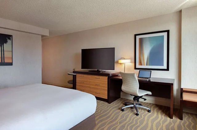 غرفة بسرير كينج في طابق مرتفع، Doubletree By Hilton Hotel San Diego - Mission Valley 4/5