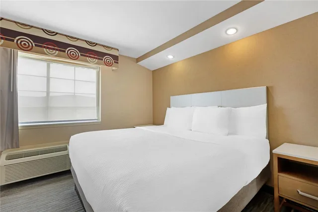 Room, King Bed, Accessible, Best Western Cooperstown Inn & Suites 3/7