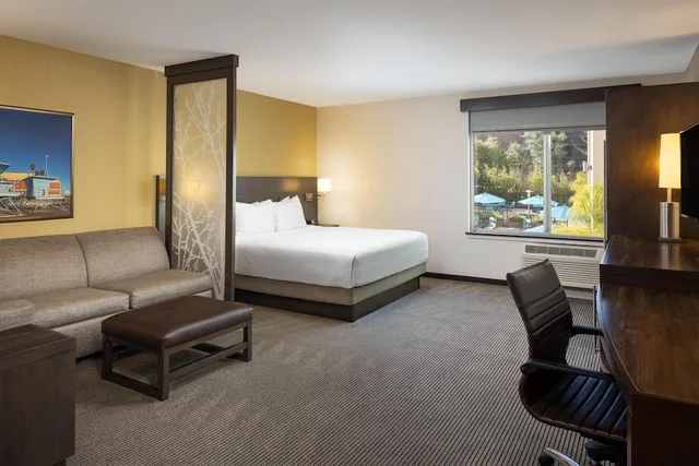 غرفة بسرير كينج مع أريكة في طابق مرتفع، Hyatt Place Santa Cruz 3/6