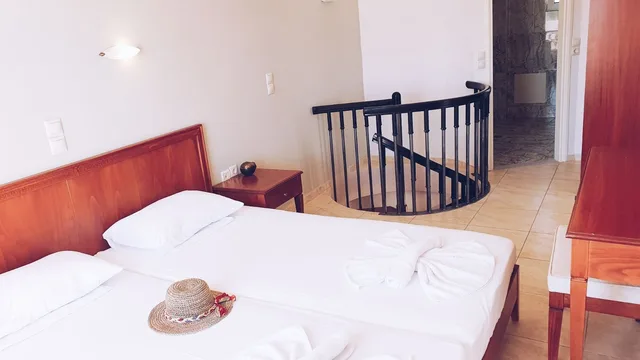دوبلكس بسرير مزدوج وسريرين منفصلين بإطلالة على البحر بشرفة بغرفتي نوم مع أريكة، Kalimera Hotel 2/4