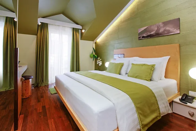 غرفة قياسية بسريرين منفصلين بإطلالة على المسبح بشرفة، Boutique Hotel Bol 3/5