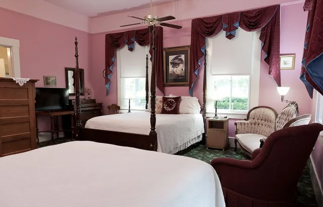 كوخ بسريرين كوين، Devereaux Shields House 1/1