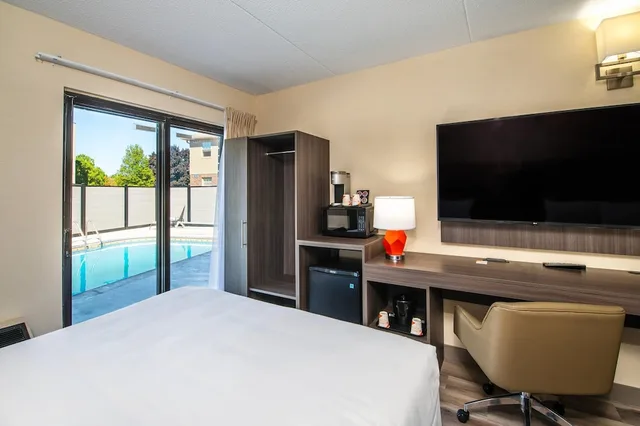 Room, 2 Queen Beds, Pool Access، Quality Inn Chatham, ON 4/7