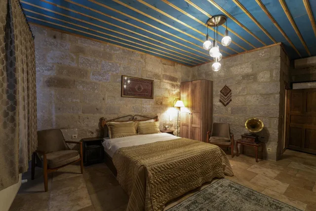 جناح جونيور، Tekkaya Cave Hotel 4/10