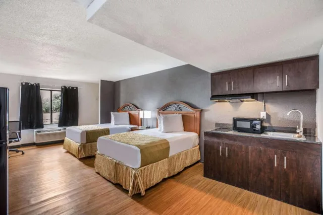 غرفة رباعية بسريرين، OYO Hotel Orlando Airport 2/4