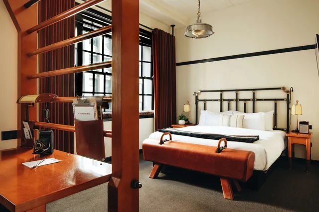 جناح جونيور بسرير كينج، Chicago Athletic Association 1/4