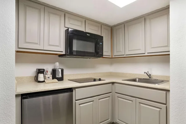 Suite, Multiple Beds, Street View, Kitchenette، Best Western On The Beach 3/3