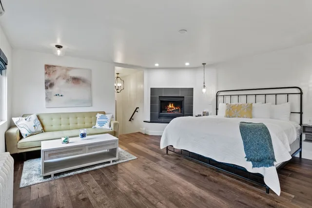Signature, Futon Bed, King Bed, Mountain View, Bespoke Inn Flagstaff 1/2
