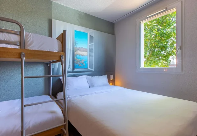 غرفة رباعية بسرير مزدوج وسريرين منفصلين، B&B Hotel Chateauroux Deols 2/4