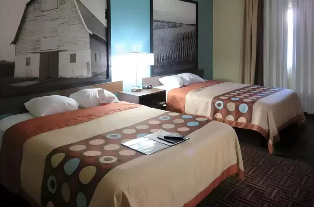 Room, 2 Queen Beds, Rodeway Inn Effingham, IL 2/2