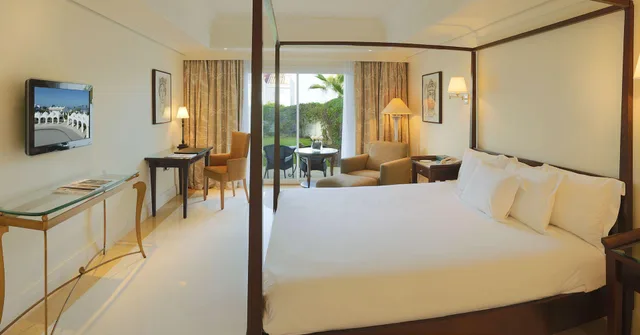 غرفة تنفيذية بسرير كينج وسريرين منفصلين بإطلالة على الحديقة، L'Amphitrite Palace Resort & Spa 1/2