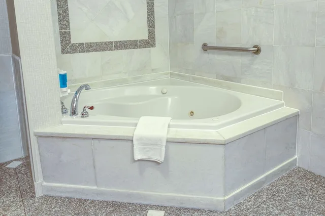 غرفة بسرير كينج بجاكوزي في طابق مرتفع، Drury Inn and Suites Northeast Indianpolis 6/6