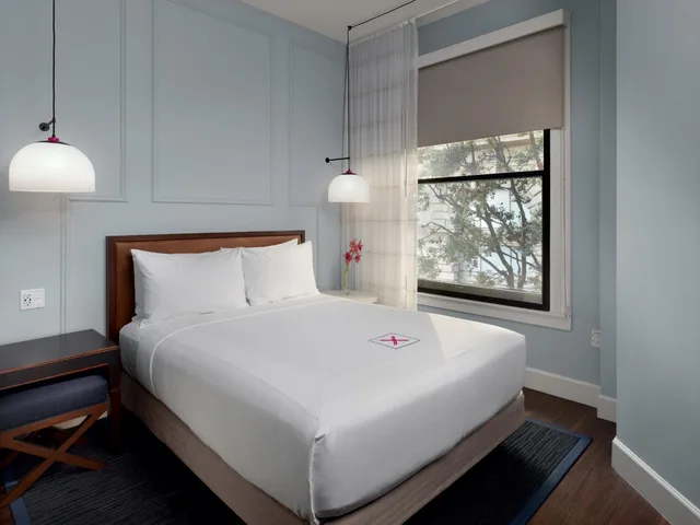 Nano Queen، Axiom Hotel 3/6