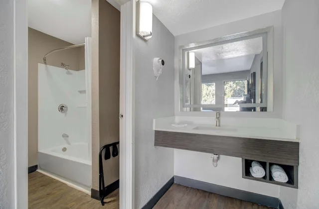 1 King Bed Premium, Micfridge، Motel6 Venice, FL 6/7