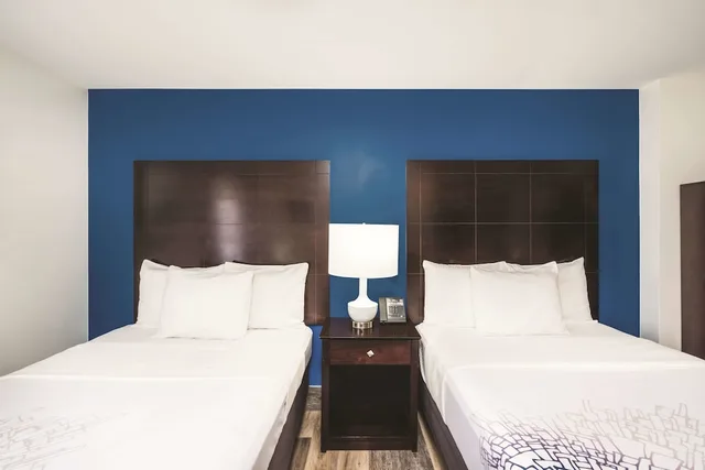 غرفة بسريرين مزدوجين، La Quinta Inn & Suites by Wyndham Brooklyn Downtown 1/2