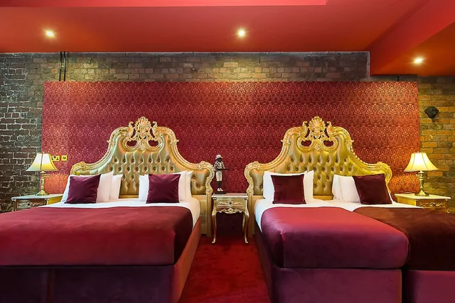 Cave, 8 Double Beds، The Dixie Dean Hotel 4/7