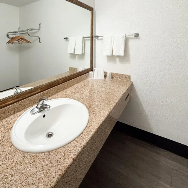 1 King Bed Non-Smoking, Micfridge، Motel6 Mesa, AZ - Downtown 6/6