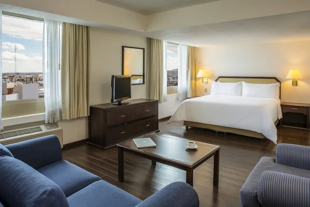 Master, Junior Suite, King Bed, Fiesta Inn Ciudad Juarez 3/3