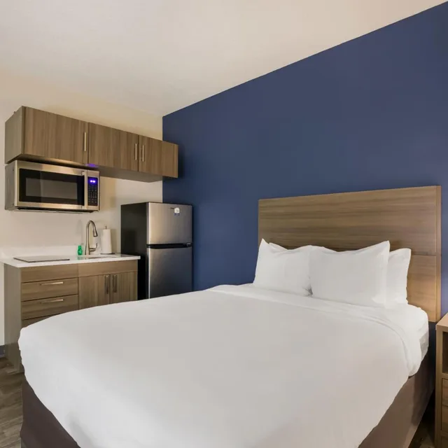 Efficiency, Suite, Queen Bed, Bathtub, Accessible، MainStay Suites Joliet I-55 1/7