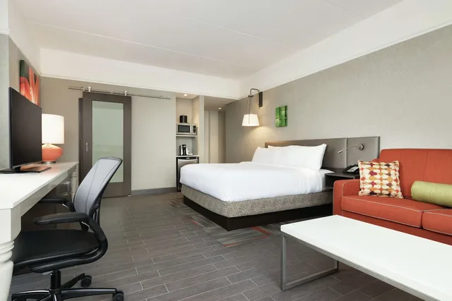 جناح تنفيذي ركني بسرير كينج، Hilton Garden Inn Calgary Downtown 2/5