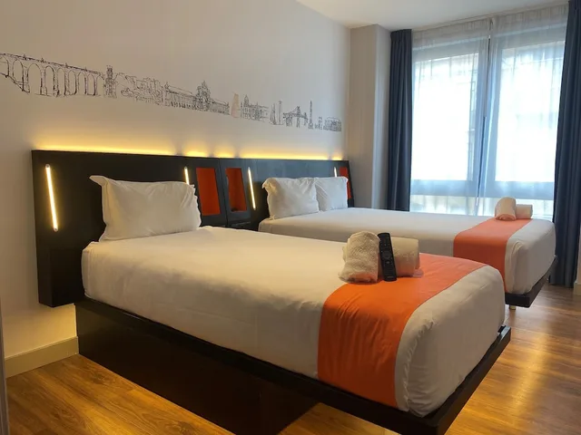 غرفة قياسية ثلاثية بسرير مزدوج وسرير فردي، easyHotel Lisbon 1/3