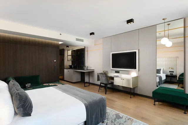 جناح جونيور بسرير كوين، Hotel Emerald & Suites 1/1