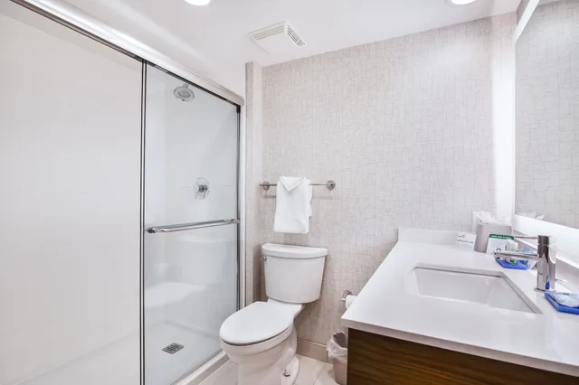 جناح بسرير كينج، Holiday Inn Express Suites Langley 3/6