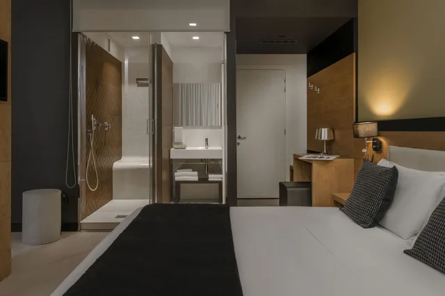 جناح، Hotel Delle Rose 5/9