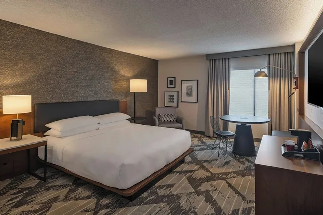 غرفة بسرير كينج، Sheraton Albuquerque Airport Hotel 1/17