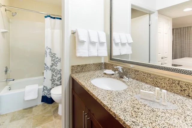 جناح عائلي بسريرين كوين بغرفتي نوم مع أريكة، Residence Inn Anaheim Placentia Fullerton 3/7