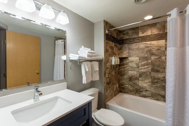 جناح بسرير كينج مع أريكة بحوض جاكوزي، Paynesville Inn And Suites 3/4