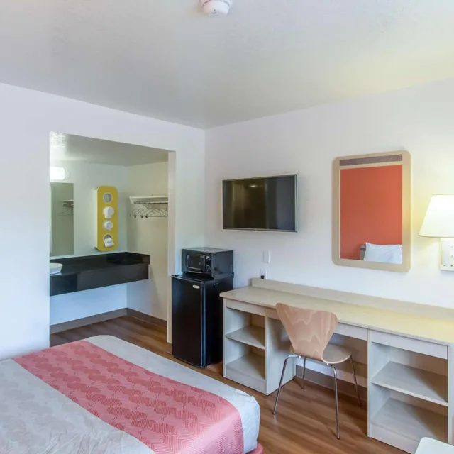 1 Queen Bed - Micfridge، Motel6 Redding, CA - North 8/10